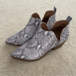 Universal Thread Boots Women’s 8.5 Gray Snake Print Slip On Pointed Bootie